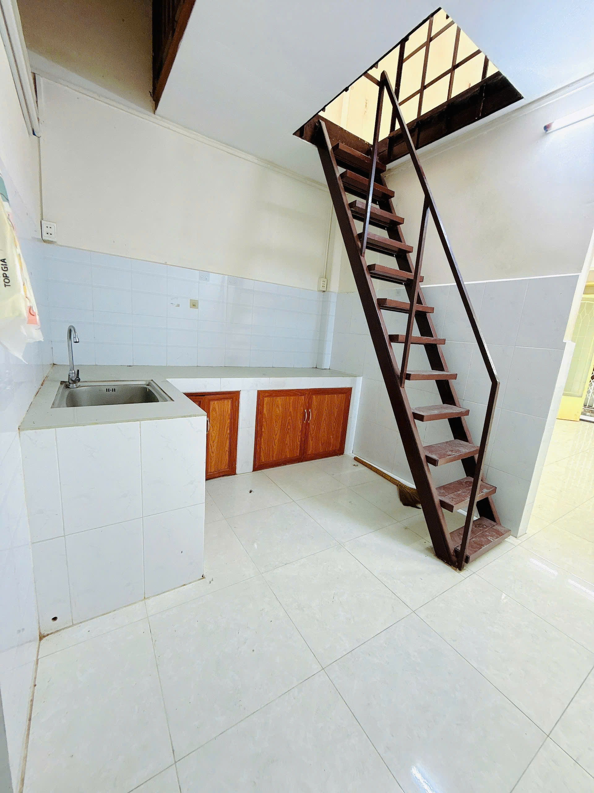 Nhà 2 tầng nở hậu hẻm thẳng Dương Bá Trạc P2Q8. Giá 4,18 tỷ TL - Ảnh 1