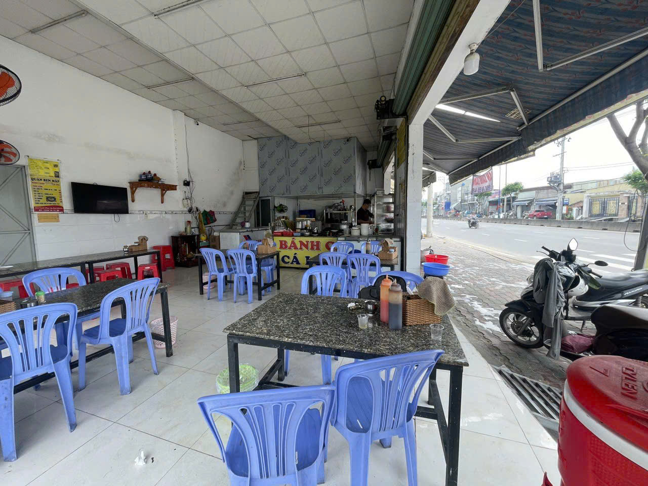 Hóc Môn ! SANG RẺ QUÁN BÁNH CANH CÁ LÓC – BÚN BÒ HUẾ , Góc 2 MT , DT : 12m  x 12m , MT đường lớn - Ảnh 3