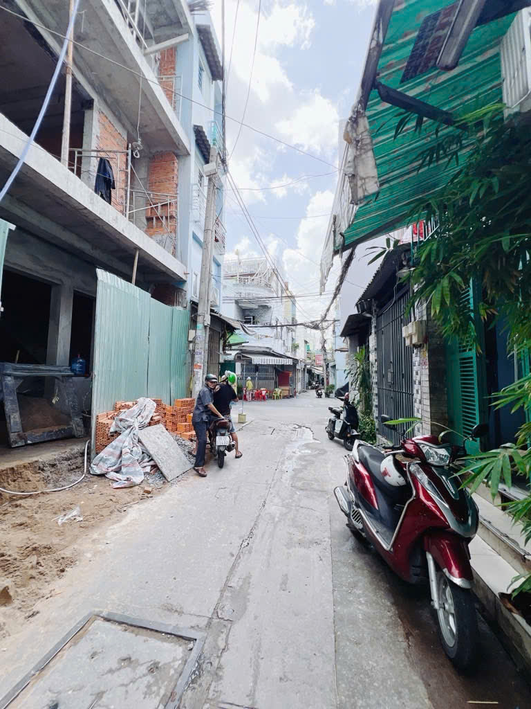 NHÀ CỦ XE HƠI TỚI NHÀ <br><br>NGANG 5.5 DÀI 13.5 M <br><br>TRUNGTÂM Q4 CÓ 90 TRIÊU M - Ảnh chính