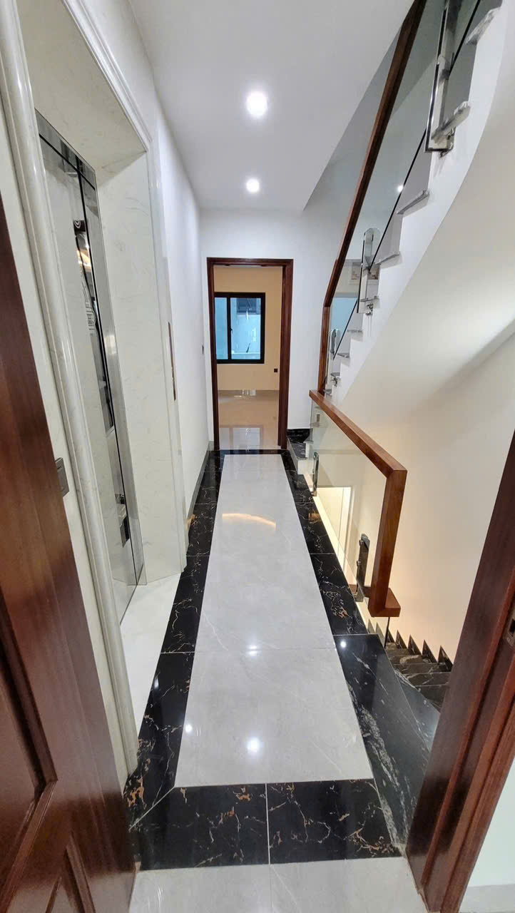 NHÀ MỚI 7 TẦNG THANG MÁY – NGÕ THÔNG Ô TÔ – VÀO NHÀ<br>Bồ Đề 67/70m², MT 4.2m, 17.5 tỷ – Long Biên - Ảnh 1