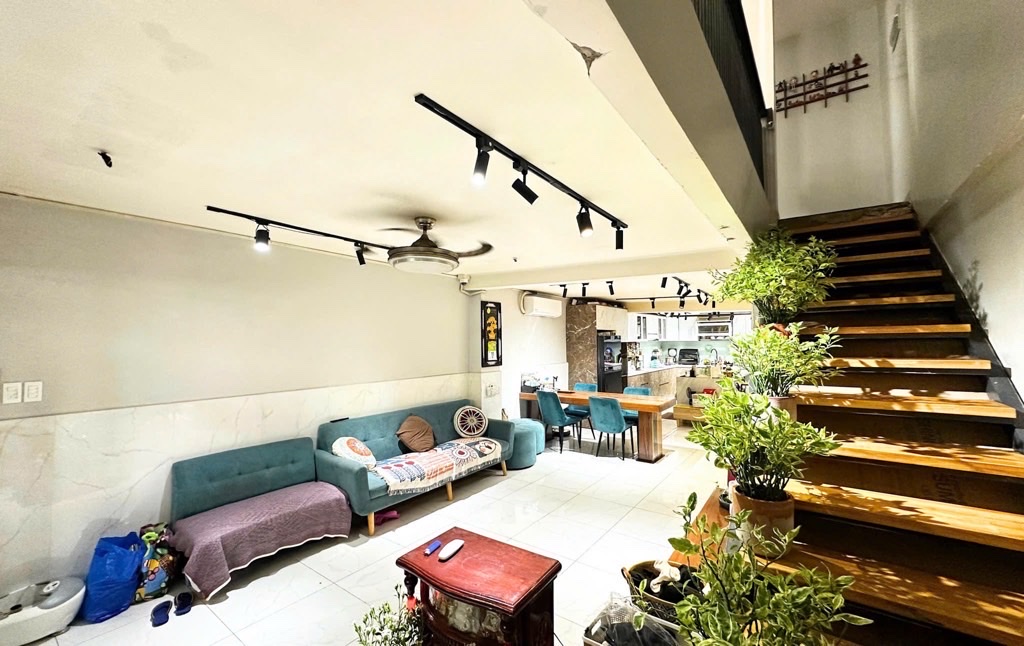 BÁN NHÀ CÓ BỀ NGANG LỚN- THIẾT KẾ CHUẨN ĐẸP- SÂN THƯỢNG CHILL CHILL- ĐƯỜNG BẾN VÂN ĐÒN QUA KHÁNH - Ảnh 1