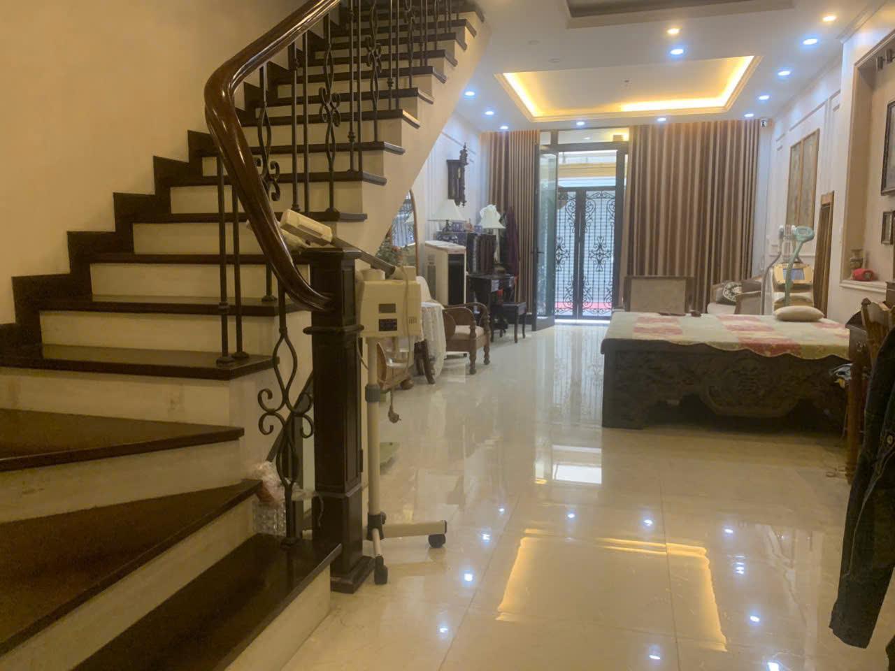 Bán nhà 38m², 6 tầng thang máy, full nội thất, ô tô đỗ cổng - Ảnh 1