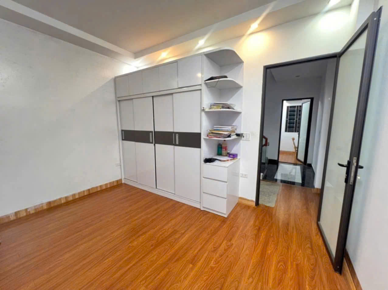 NHÀ 3 TẦNG - XÂY ĐỘC LẬP - MẶT ĐƯỜNG NHỰA - KINH DOANH TỐT - TẠI ĐỒNG HOÀ - Ảnh 2