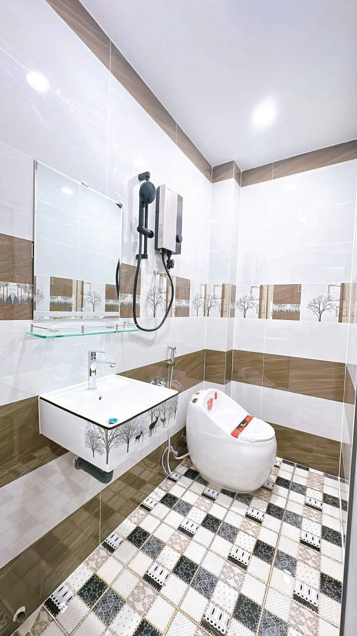 2 MẶT TIỀN LẠI LÀ CĂN GÓC THOÁNG<br><br>ĐÚC XÂY MỚI 3 TẤM  TRUNG TÂM Q4 - Ảnh 2