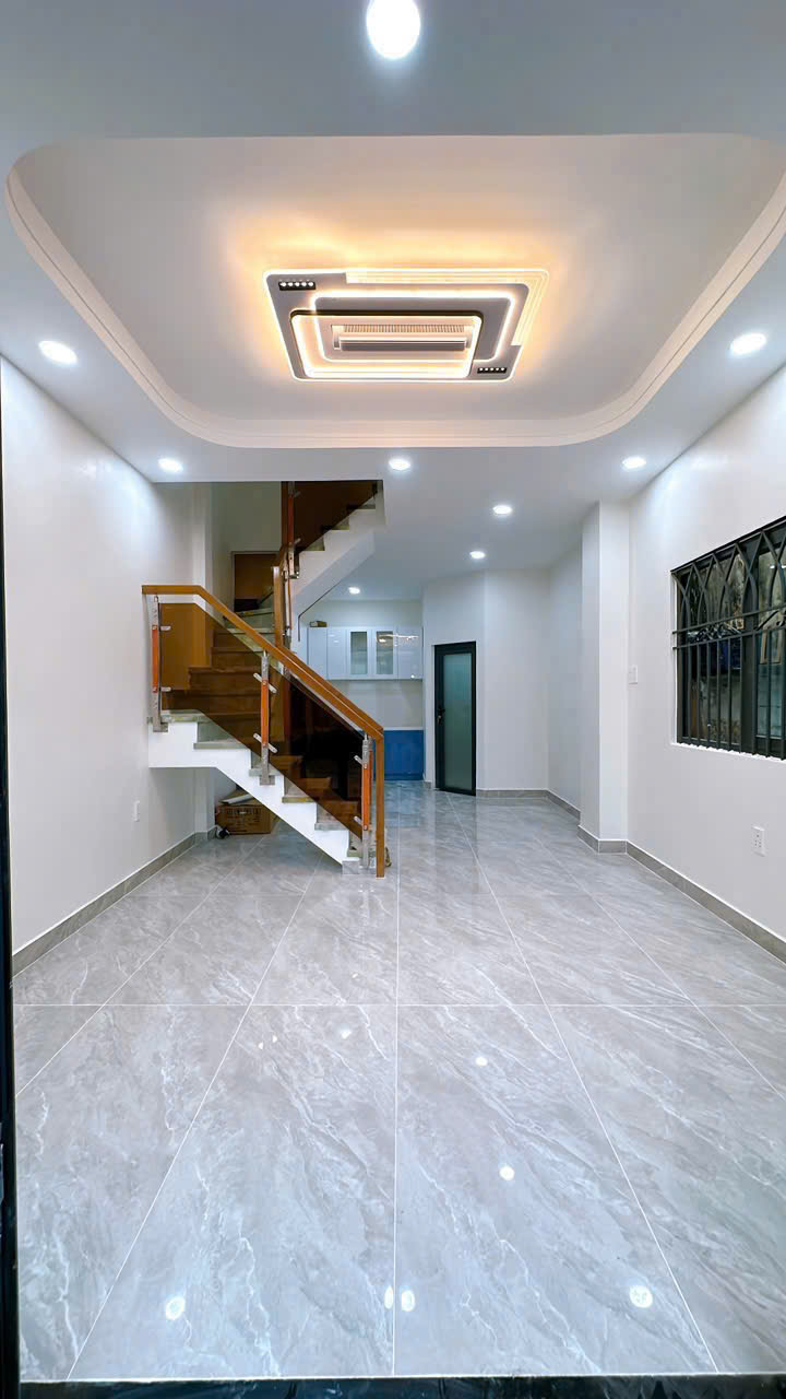 2 MẶT TIỀN LẠI LÀ CĂN GÓC THOÁNG<br><br>ĐÚC XÂY MỚI 3 TẤM  TRUNG TÂM Q4 - Ảnh 1
