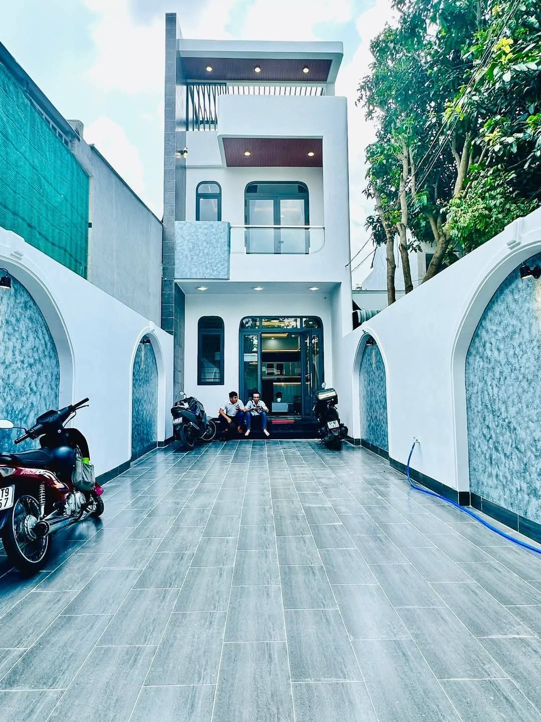 bán nhà lầu mới tinh, đường nhựa xe hơi thông, 3p ngủ, sân 2 xe hơi,... Phú Hòa, Tp Thủ Dầu Một cũ - Ảnh chính
