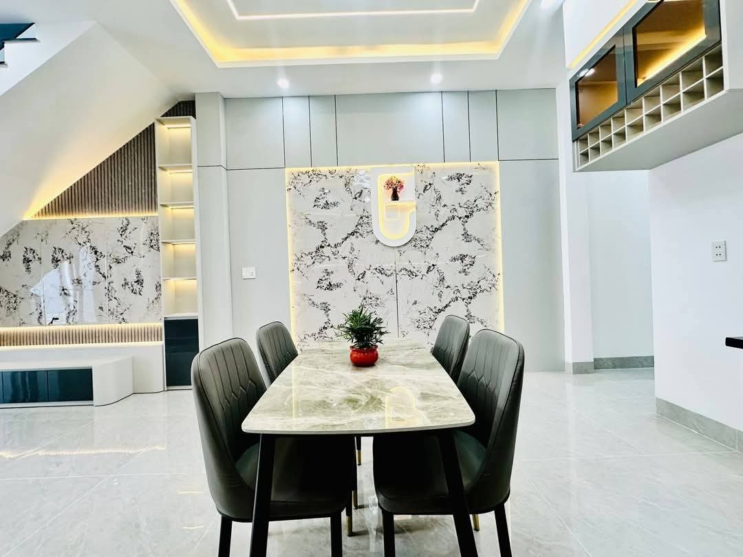 bán nhà lầu mới tinh, đường nhựa xe hơi thông, 3p ngủ, sân 2 xe hơi,... Phú Hòa, Tp Thủ Dầu Một cũ - Ảnh 1