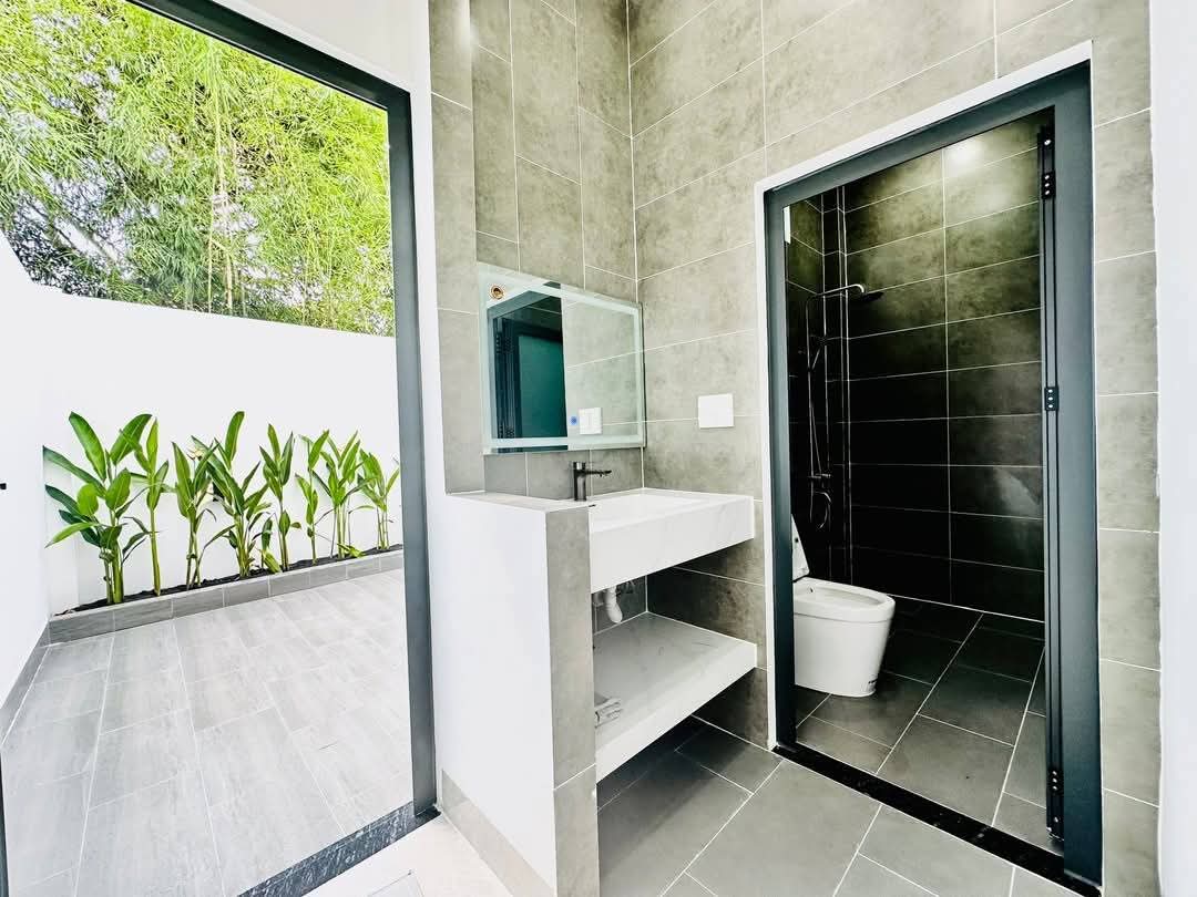 bán nhà lầu mới tinh, đường nhựa xe hơi thông, 3p ngủ, sân 2 xe hơi,... Phú Hòa, Tp Thủ Dầu Một cũ - Ảnh 2