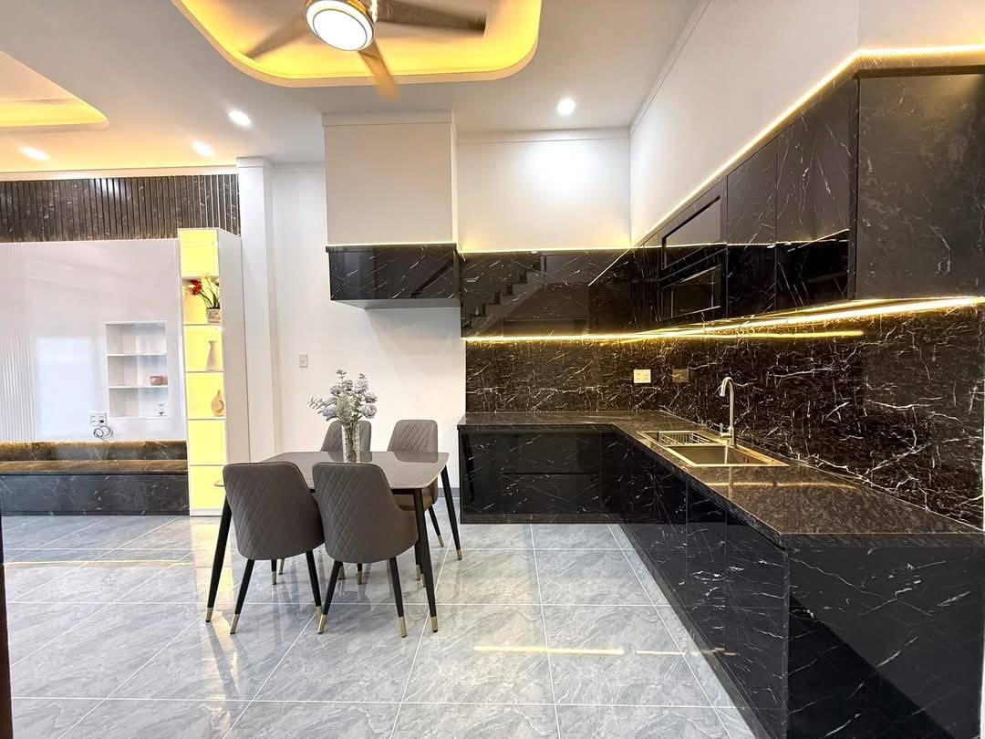 Bán nhà lầu mới tinh gần ngay chợ Phú Mỹ, Tp Thủ Dầu Một cũ. mặt tiền đường ĐX023 - Ảnh 1