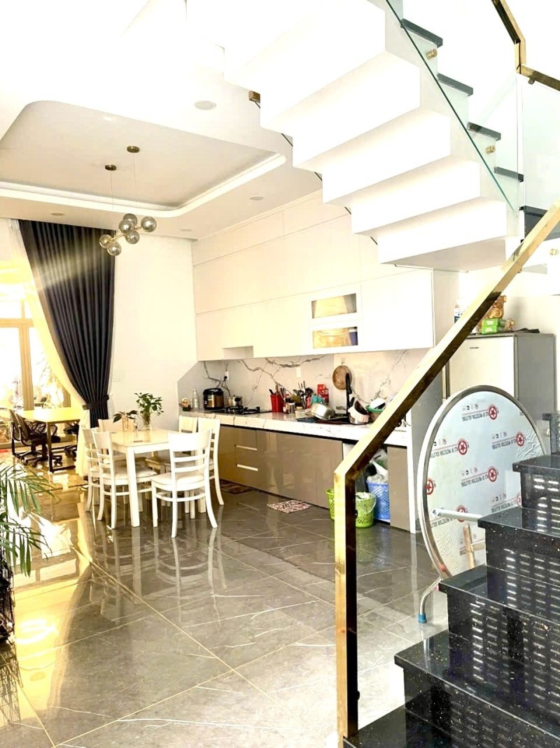 Bán nhà 3 Tầng 143m²,đương 2 xe hơi,gần chợ Dĩ An.LÔ GÓC - Ảnh 2