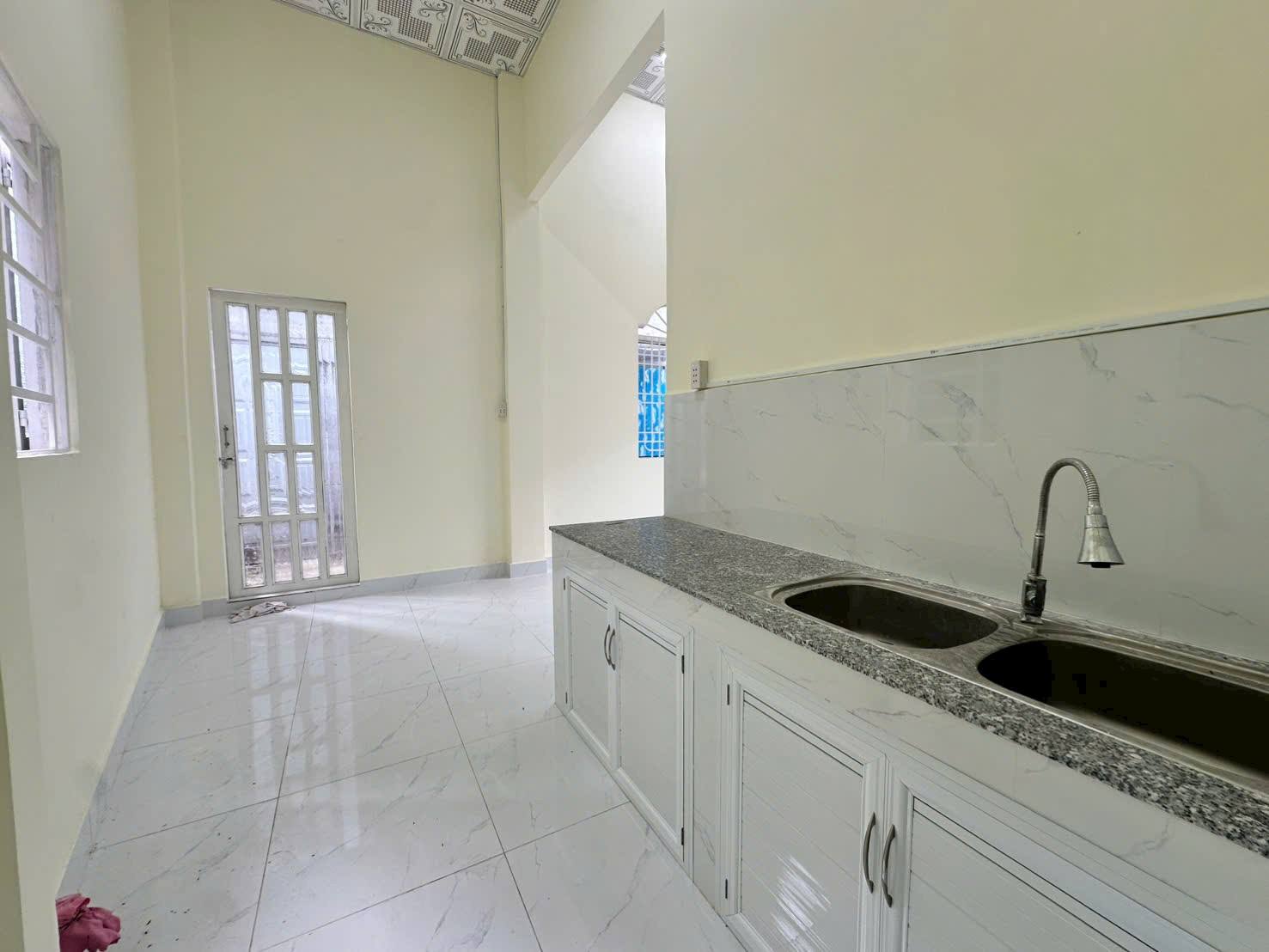 bán 1 căn nhà giá rẻ, vị trí lại hiếm có, gần ngay ngã 6 chùa Bà Bình Dương, chợ TDM, chợ cây Dừa - Ảnh 1