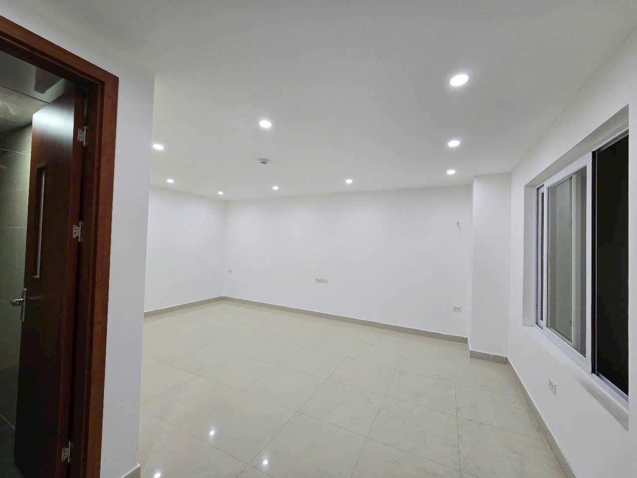 Tòa nhà văn phòng bên mình còn các sàn trống làm văn phòng 150m² giá 20triệu/th - Ảnh 1