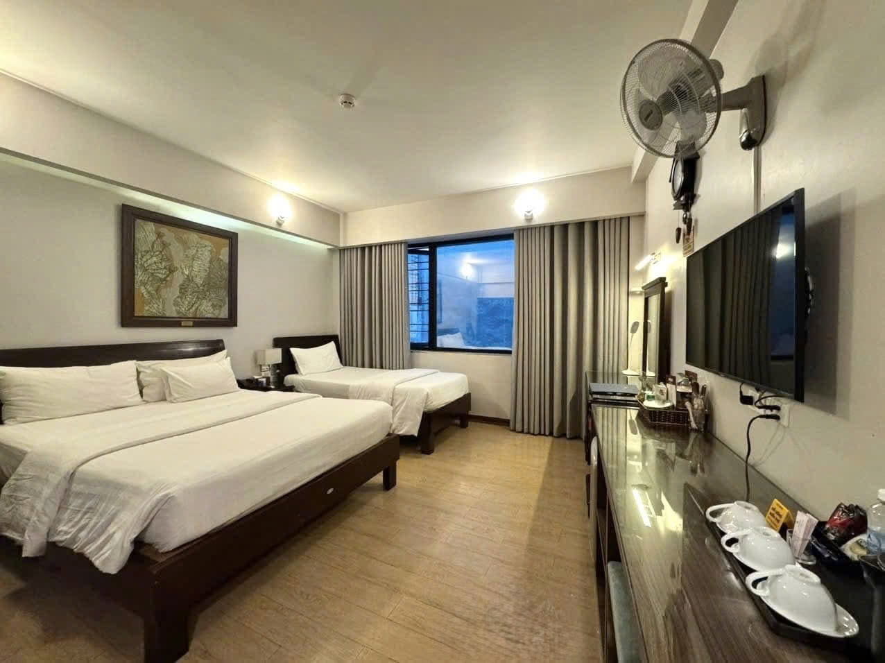 BÁN KHÁCH SẠN MẶT PHỐ NGUYỄN KHUYẾN, ĐỐNG ĐA - 139M² x 8T THANG MÁY - DÒNG TIỀN 190TR/TH - Ảnh chính