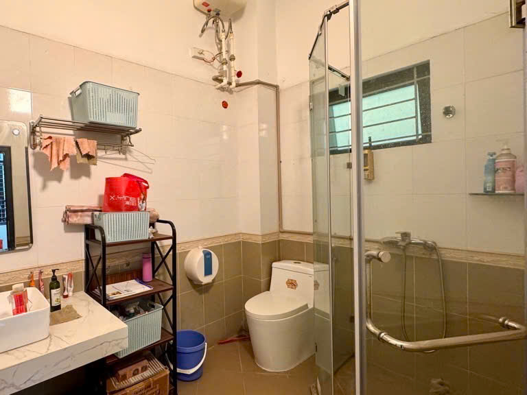 BÁN NHÀ DÂN XÂY 3 THOÁNG, NỞ HẬU HỘ KHẨU GIA THỤY 85M, 4T, MT7M, GARA, Ô TÔ THÔNG, TRÁNH. - Ảnh 1