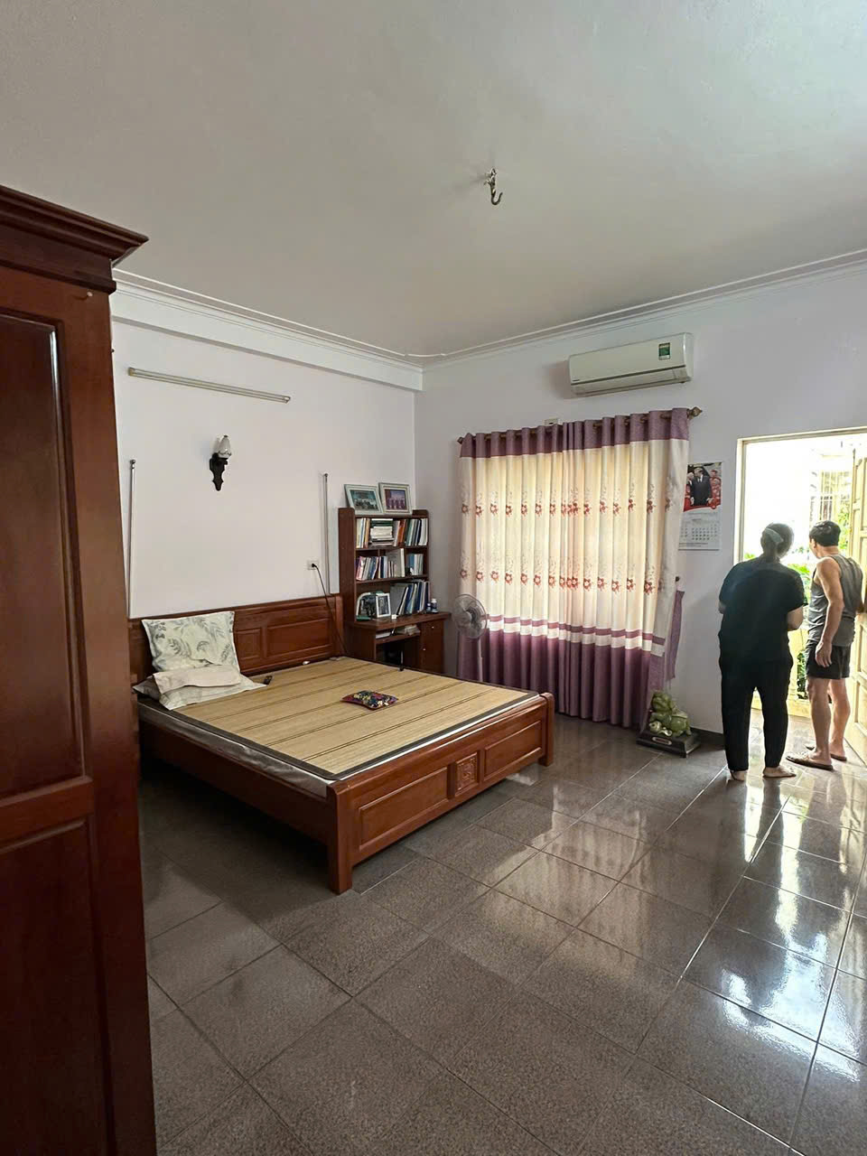 bán nhà góc thoáng khu đô thị trần hưng đạo, diện tích cực rộng gần 100m2 mà giá cực êm. - Ảnh 1