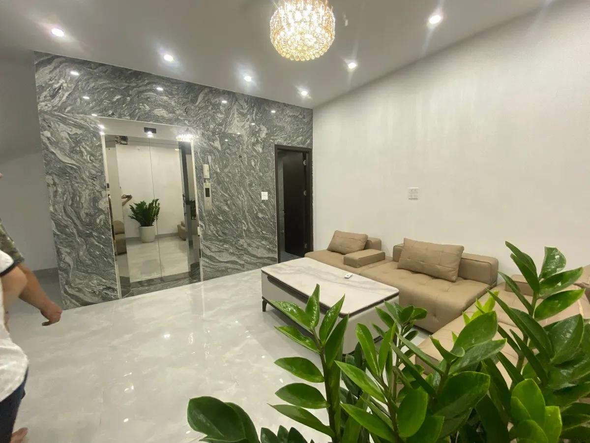 NHÀ MƯỚI FULL NỘI THẤT Ngọc Lâm 36/70 m2 X 6 Tầng X 10.05 Tỷ Long Biên Hà Nội. - Ảnh 3