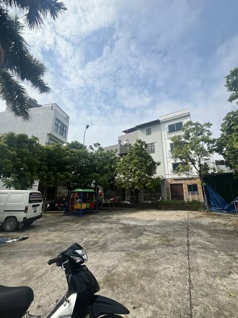 Đại cát ô tô 7 chỗ đỗ cửa, trước nhà. Sân chơi rộng đỗ nhiều ô tô, sân chơi rộng tập thể dục. - Ảnh 1