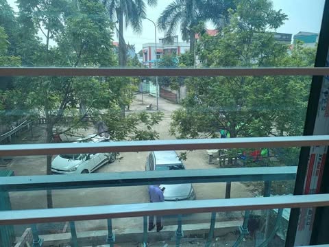 Đại cát ô tô 7 chỗ đỗ cửa, trước nhà. Sân chơi rộng đỗ nhiều ô tô, sân chơi rộng tập thể dục. - Ảnh 4