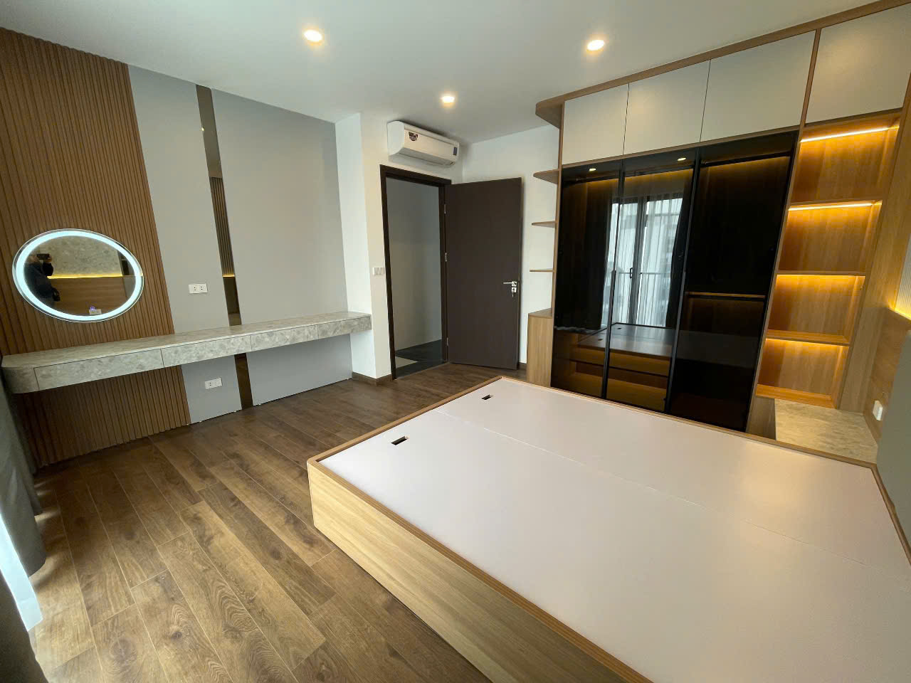 SIÊU PHẨM NGỌC THỤY - LONG BIÊN 🌟<br>🚪 Thang máy nhập khẩu - Nội thất Luxury - Gara ô tô<br>DT - Ảnh chính