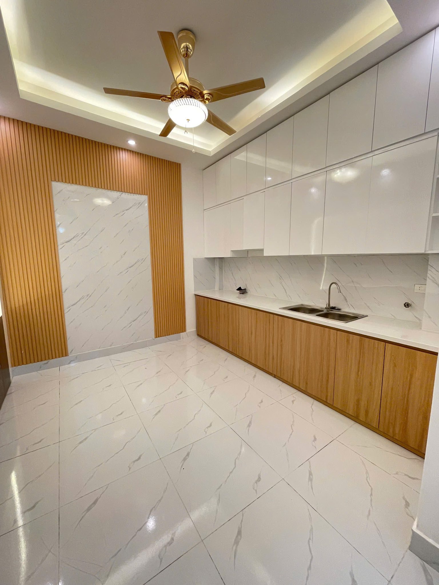 Cần bán nhà ngõ Hoàng Cầu, giá 38.5 tỷ, gần 130m2x3T, ô tô vào - Ảnh chính