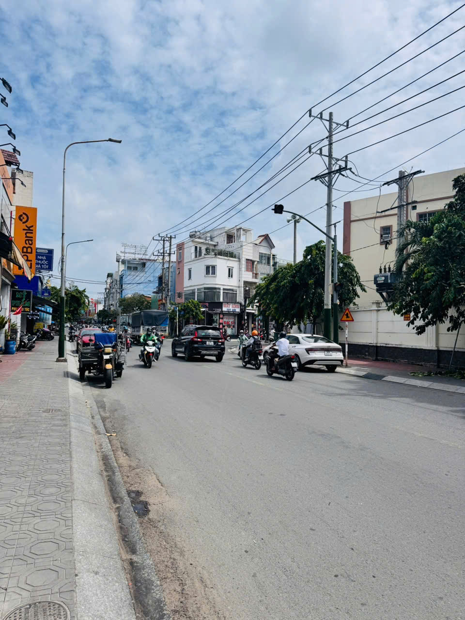 BÁN NHÀ DĨ AN -MỚI ĐẸP – KCN SÓNG THẦN – XE HƠI VÀO TẬN NHÀ -CHỈ 3.55 TỶ - Ảnh chính