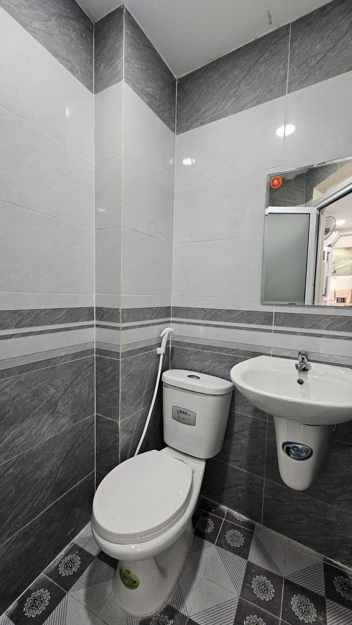 SÁT MẶT TIỀN HẺM NGANG 4M <br>TRUNG TÂM Q4 <br>DIỆN TÍCH SD 42 M2 <br>HƠN 1,5 TỶ SỔ HỒNG RIÊNG - Ảnh 2