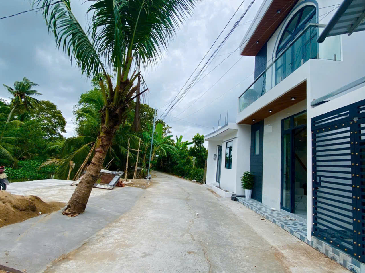 MUA 1 ĐƯỢC 2 - Bán nhà TRỆT LẦU MỚI ĐẸP LỘ Ô TÔ CPXD - Ảnh chính