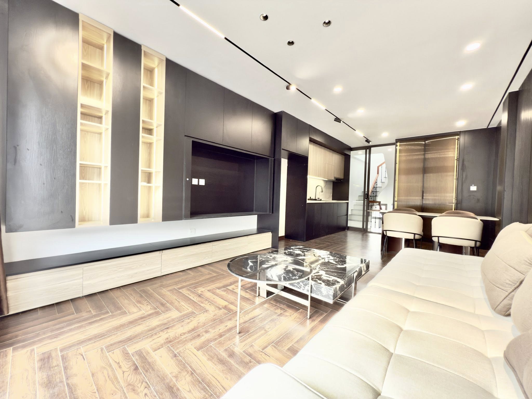 Bán Gấp Nhà Ngõ 158 Nguyễn Sơn, Bồ Đề, 45m2, 6 tầng, gara ô tô, thang máy, Full đồ - Ảnh 1