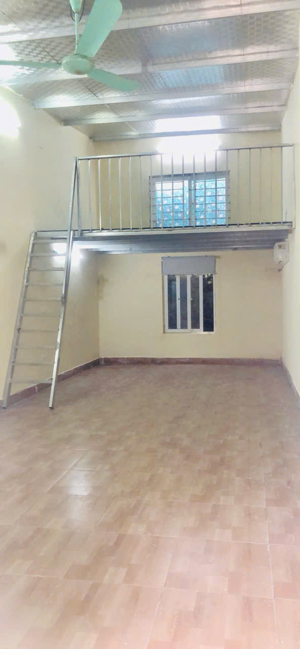 Cho thuê nhà cấp 4 gác xép mặt ngõ 26 Tả Thanh Oai - Ảnh 1