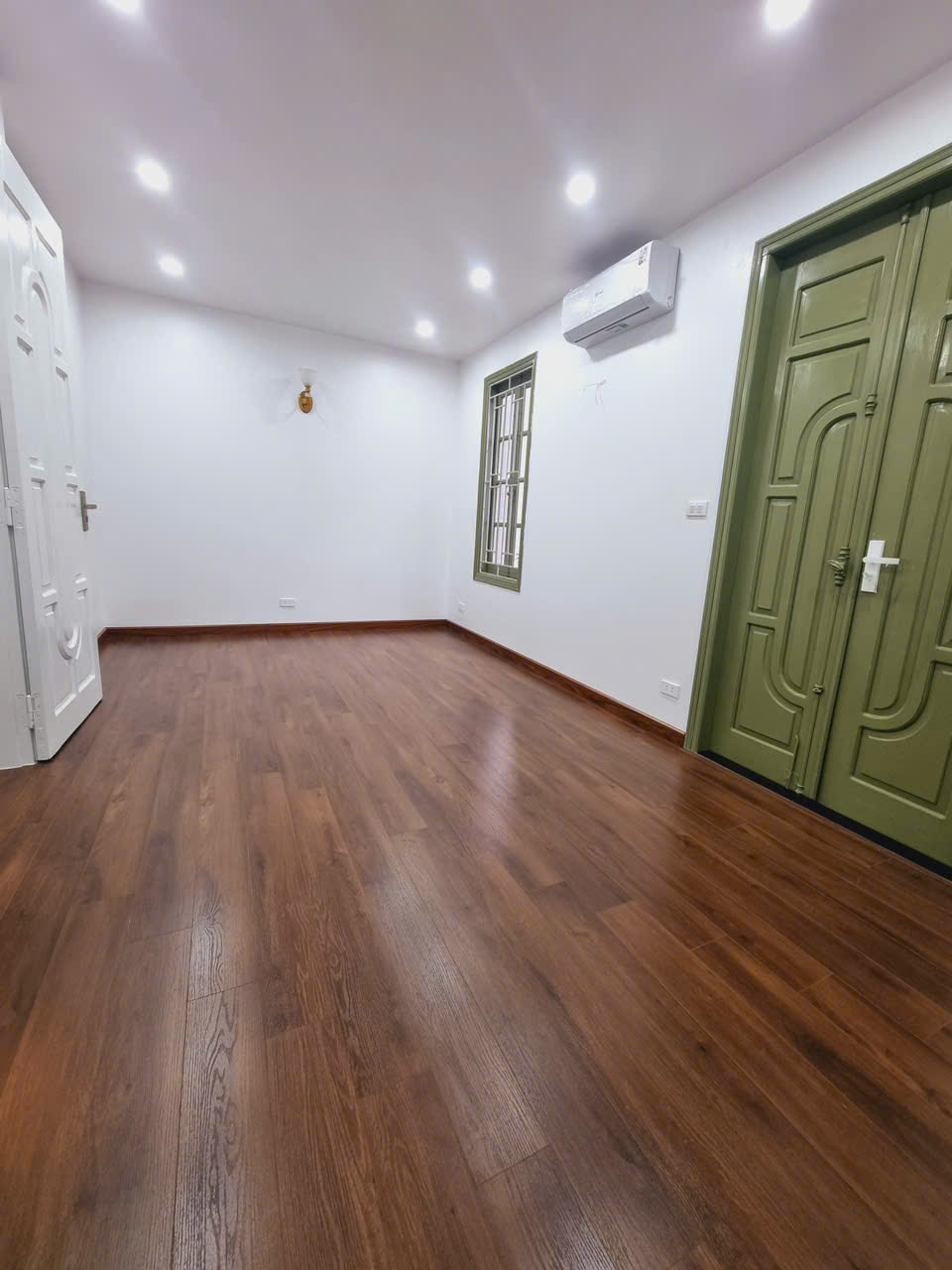 BÁN NHÀ BỒ ĐỀ – 5 TẦNG ĐẸP – VIEW HỒ – ĐẤT VUÔNG NỞ HẬU<br>Bồ Đề 79/85m², MT 6m, 5T, giá 16.9 tỷ – - Ảnh chính