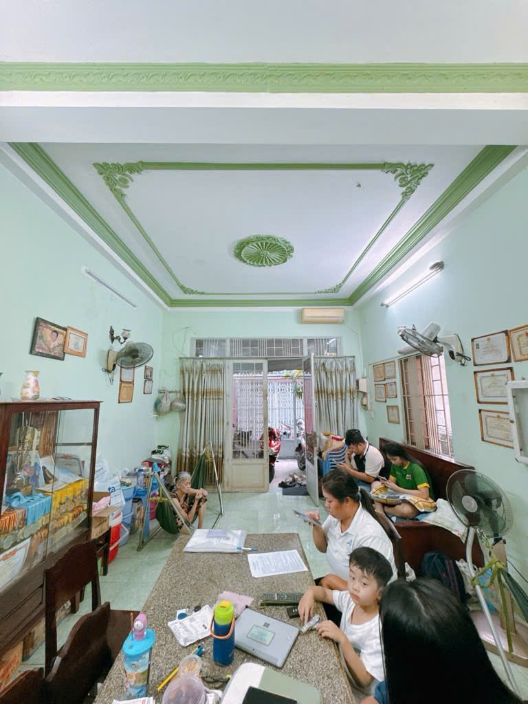 Sát mặt tiền Ngang 3.8 dài 13 nở 4.1 đúc bê tông Q4<br> có 100 triệu - Ảnh chính