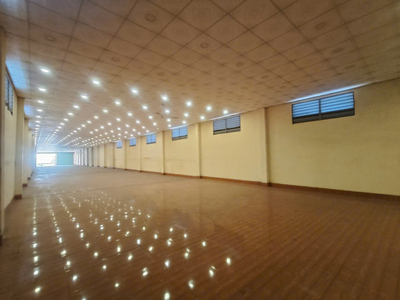 NHÀ VỊ TRÍ ĐẸP -  GIÁ ƯU ĐÃI Chính Chủ cần bán Show room mặt tiền vị trí tại huyện Bến Lức, Long An - Ảnh 1