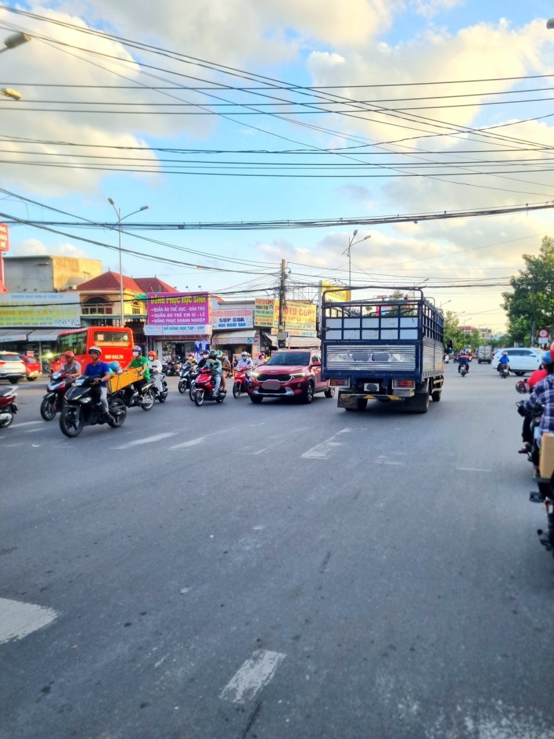 Bán nhà MẶT TIỀN kinh doanh cung đường sầm uất bậc nhất Dĩ An.CĂN GÓC - Ảnh 1