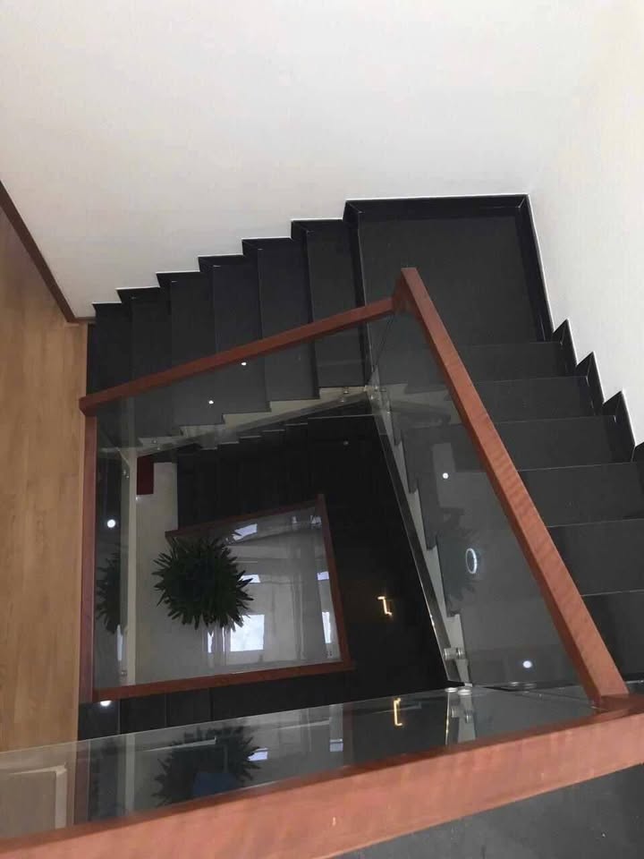 GIÁ RẺ - NHÀ ĐẸP 3 TẦNG , DT 106M2, MT PHƯỚC TƯỜNG SÁT TÔN ĐẢN - CẨM LỆ - CHỈ 4.69 TỶ - Ảnh 2