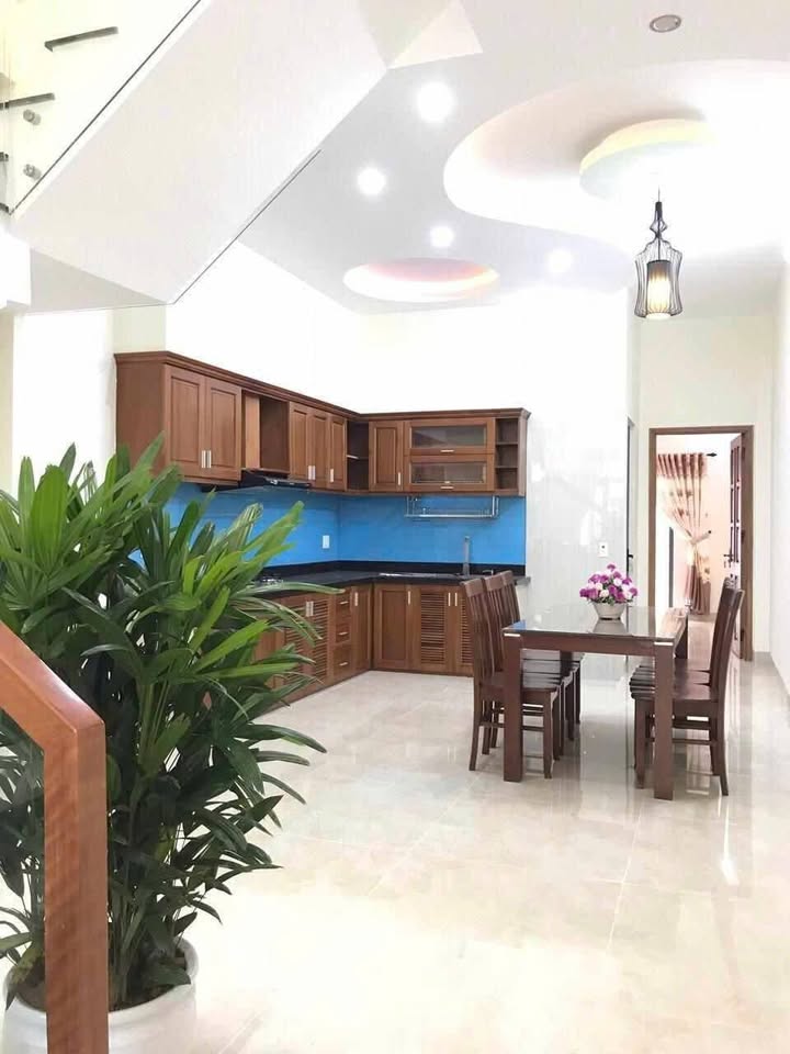 GIÁ RẺ - NHÀ ĐẸP 3 TẦNG , DT 106M2, MT PHƯỚC TƯỜNG SÁT TÔN ĐẢN - CẨM LỆ - CHỈ 4.69 TỶ - Ảnh 1
