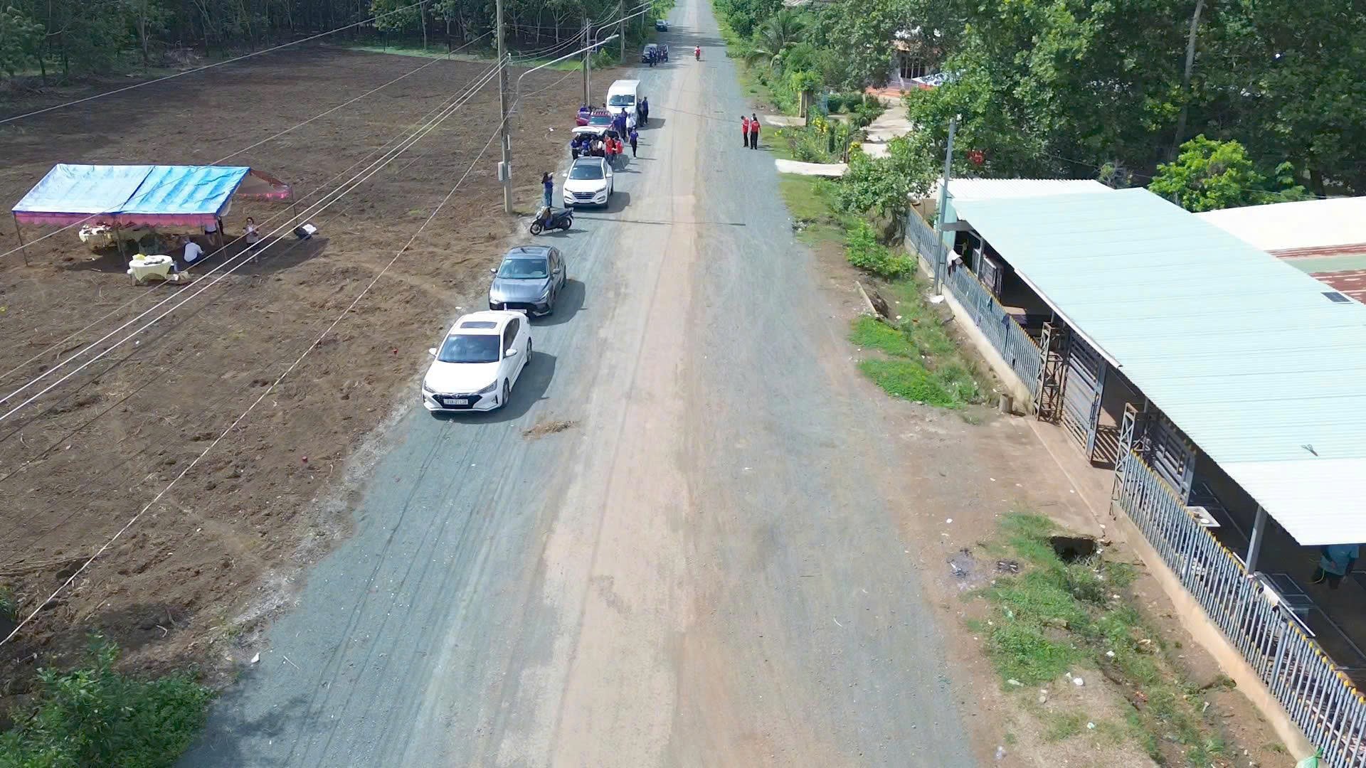 GIA ĐÌNH TÔI CẦN BÁN LÔ ĐẤT RUỘNG CÁCH CHỢ ĐÚNG 300M - Ảnh 1