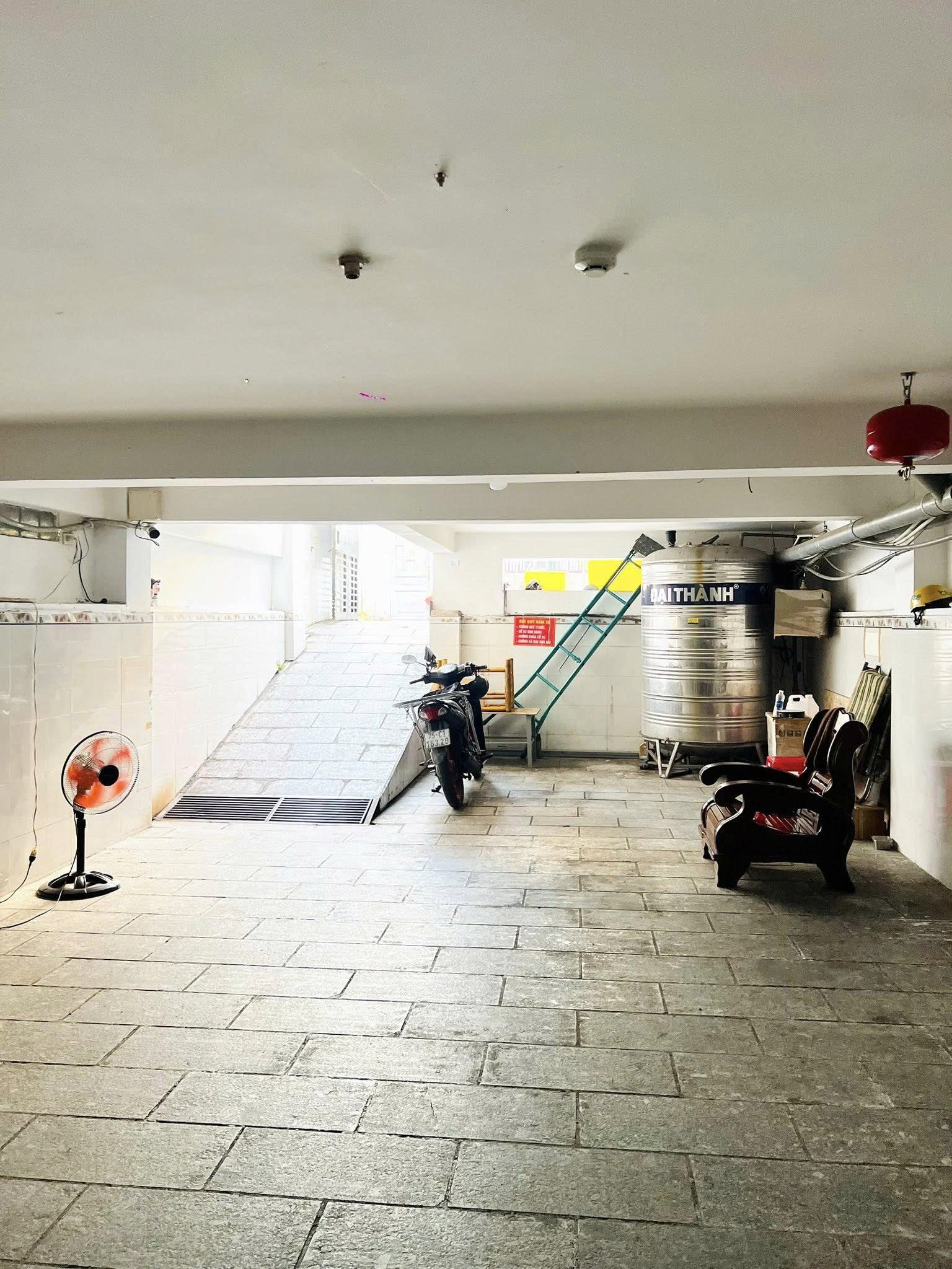Bán nhà Tòa nhà 7 Tầng, hẻm 6m Lê Văn Huân, 8x28m, có 45 CHDV, khoán 135tr, 34 tỷ. - Ảnh 1