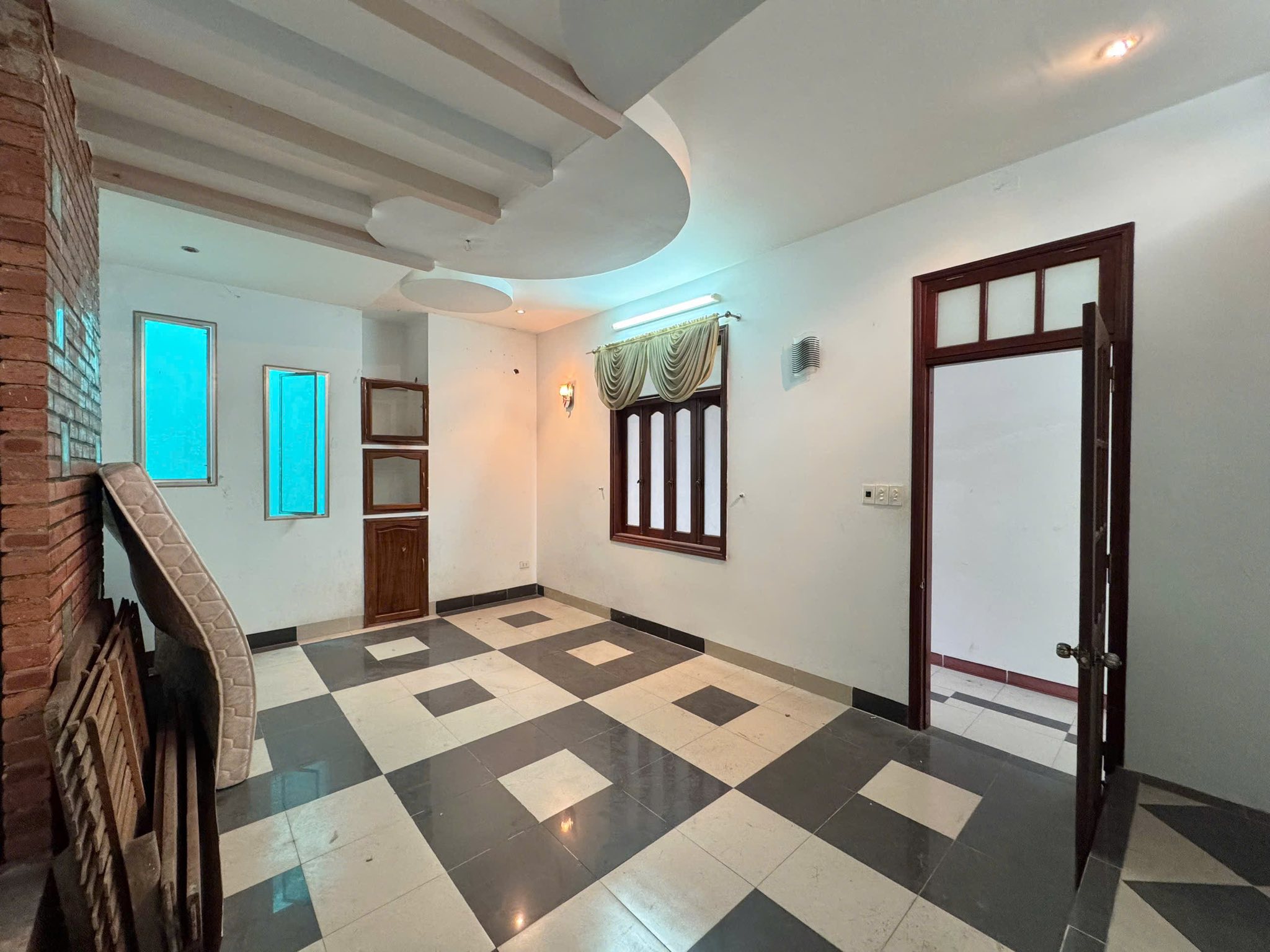 # Mặt Tiền Nguyễn Tri Phương, đường 10.5m, 82m2, ngang 5.2m, 3 tầng đúc, 12.3 tỷ - Ảnh 2