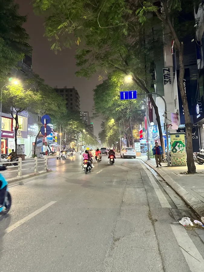 Bán Nhà Mặt Phố Thái Hà. Đống Đa. Thang Máy. Ô Tô. Vỉa Hè. DT 133m2. MT 3,7m. Giá 63,5 Tỷ. - Ảnh 1