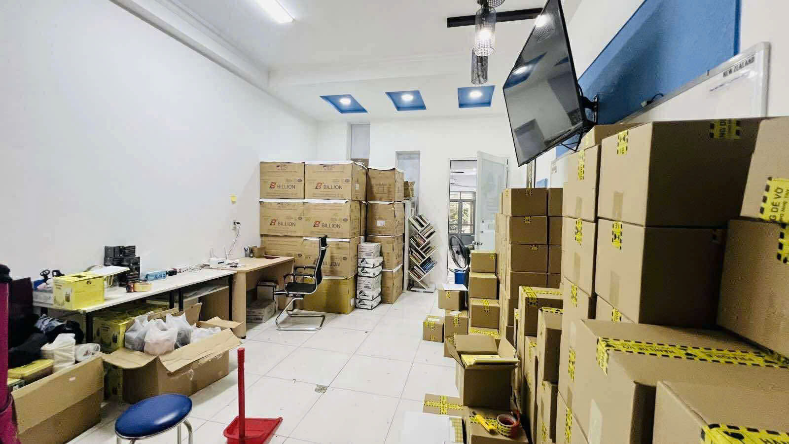 NHÀ HƠN 60M2 - QUẬN 1 - CỐNG QUỲNH - SÁT MẶT TIỀN - 5PN, 5WC CHỈ NHINH 19TY - Ảnh 3