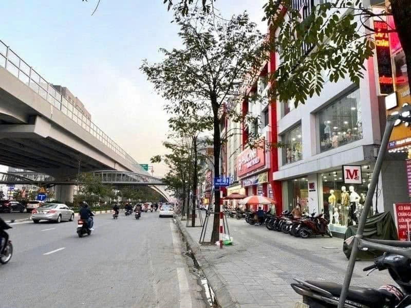 BÁN TOÀ NHÀ MẶT PHỐ PHẠM VĂN ĐỒNG - 200M² x 9T CÓ HẦM - MT 11M - DÒNG TIỀN 350TR/TH - GIÁ 125 TỶ - Ảnh chính