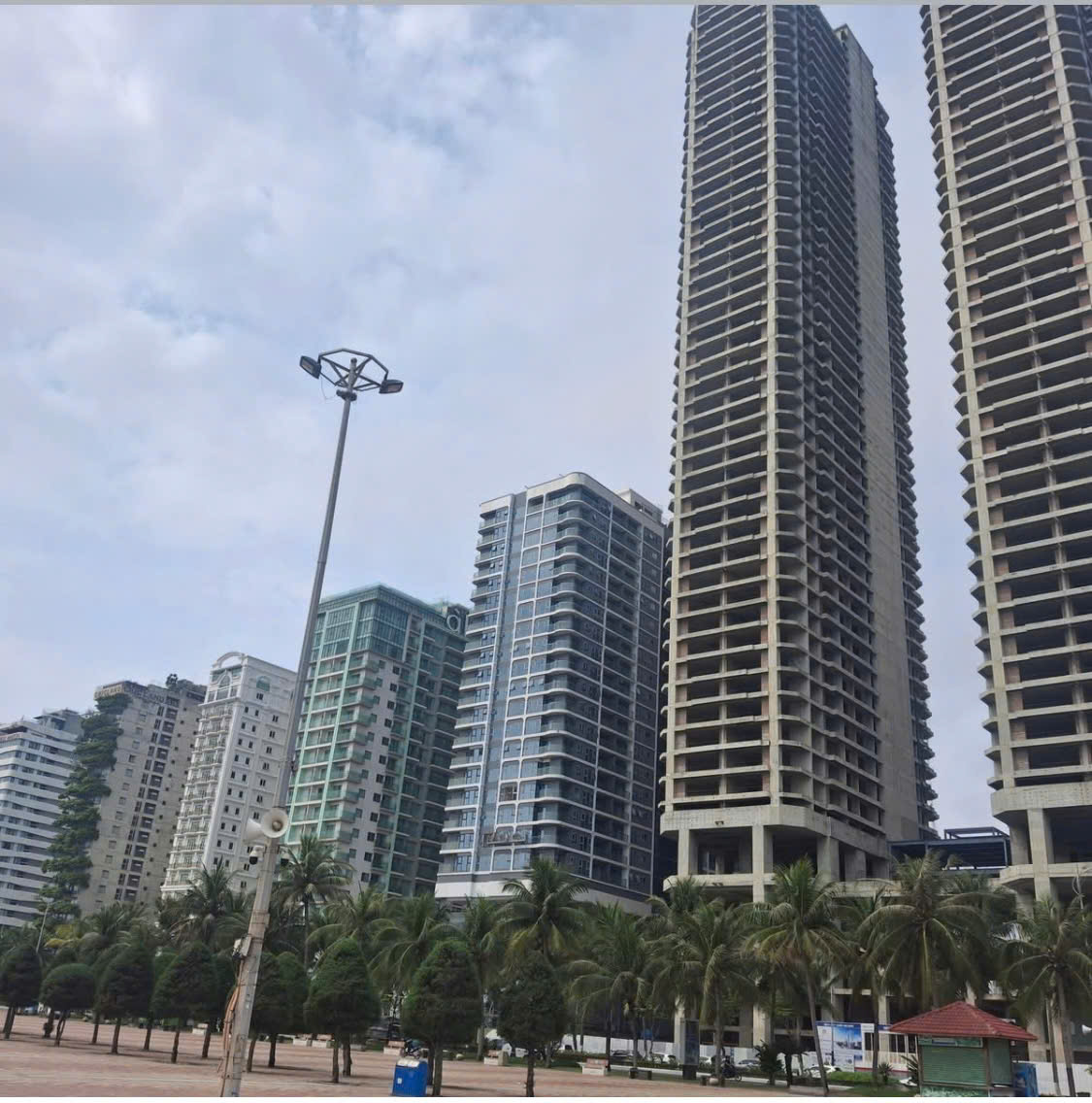 - Đất biển diện tích 315m2 mặt tiền trường sa cạnh sân bay nước mặn, sát Fuma và sòng bài. - Ảnh 1
