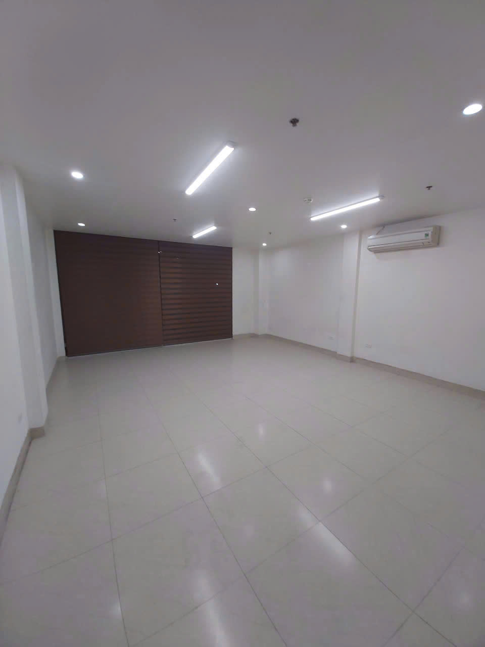 Bán nhà giá tốt MP Hồng Tiến-Long Biên-Hà Nội. Mặt tiền rộng, thang máy. Kinh doanh vô địch(4/9) - Ảnh 4