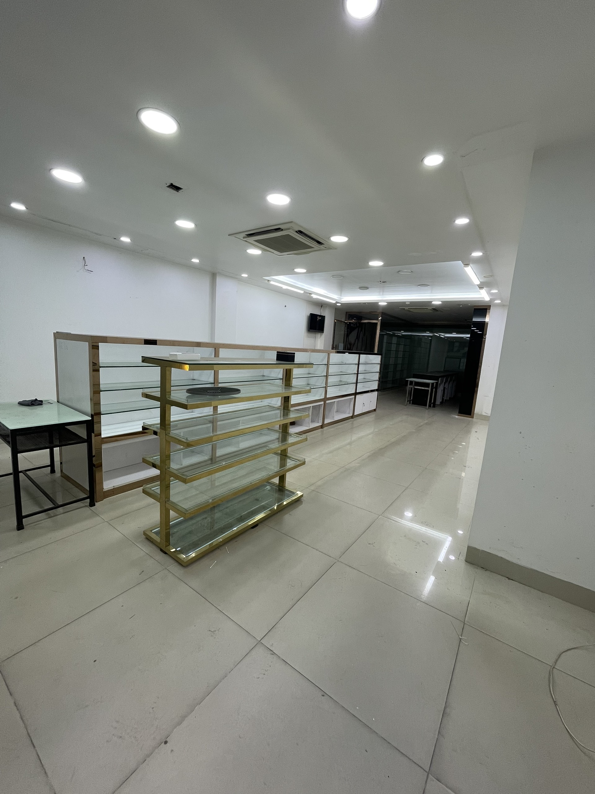 Cho thuê nhà phố kinh doanh 92 La Thành , 7 tầng có hầm để xe rộng rãi, vị trí đắc địa - Ảnh chính