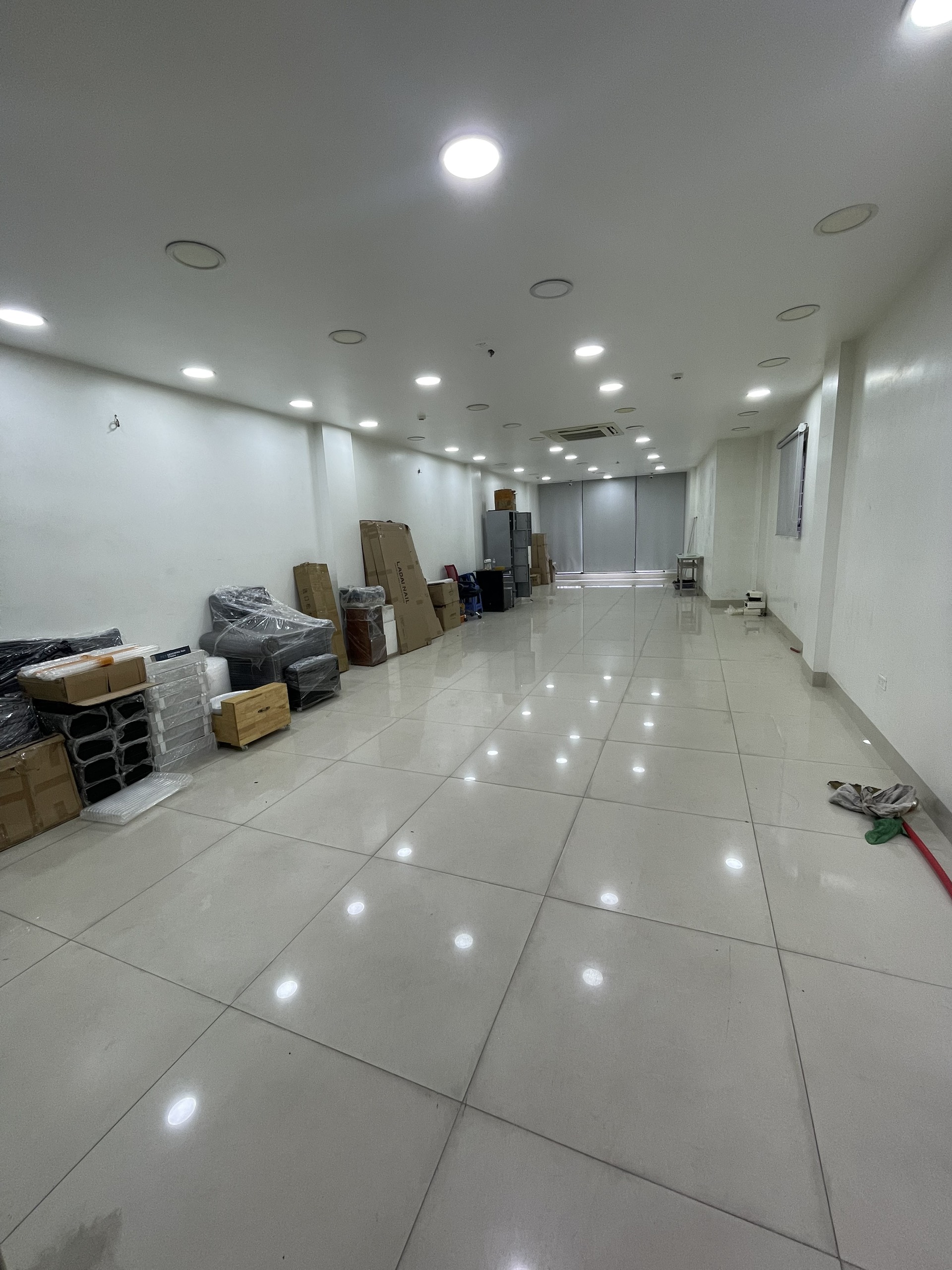 Cho thuê nhà phố kinh doanh 92 La Thành , 7 tầng có hầm để xe rộng rãi, vị trí đắc địa - Ảnh 1