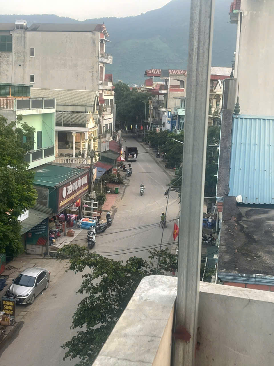 CHÍNH CHỦ CẦN BÁN NHÀ 3 TẦNG 1 TUM – FULL THỔ CƯ – LÔ GÓC 2 MẶT TIỀN ĐƯỜNG NHỰA, THÔN 5 YÊN BÌNH, - Ảnh 2