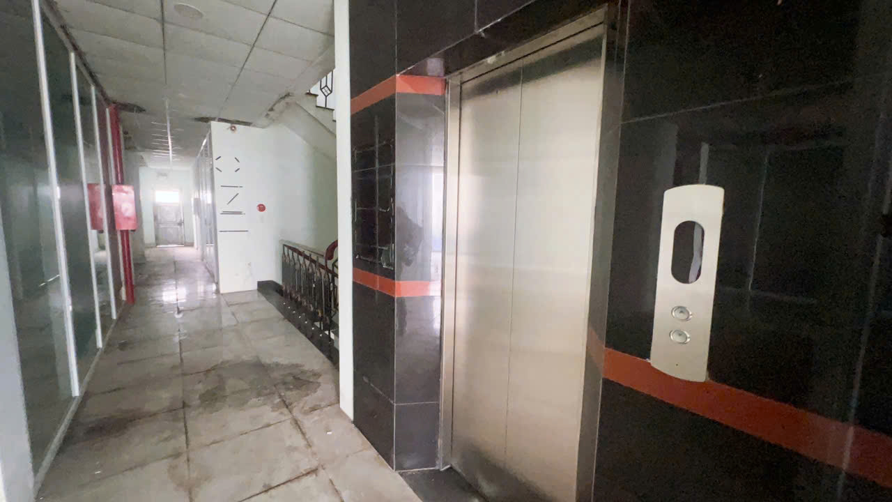 Cho thuê nhà 4 Tầng ngay Vincom 550 NGANG 15M,có Thang Máy,PCCC đầy đủ - Ảnh 1