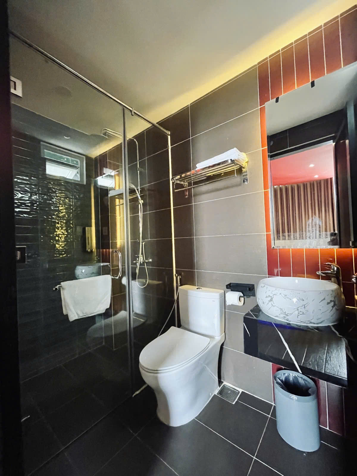 HIẾM - DT 300/THÁNG - NGAY SÂN BAY - KHÁCH SẠN 33 PHÒNG - 900M2 SÀN - SHR - NỞ HẬU - Ảnh 1