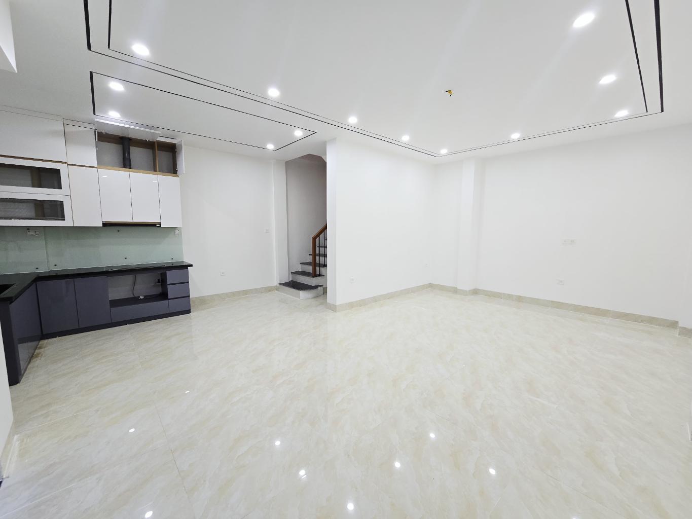 BÁN NHÀ NGUYỄN VĂN LINH- LONG BIÊN-50M2- 5 TẦNG- OTO ĐỖ- NHỈNH 8 TỶ - Ảnh 2